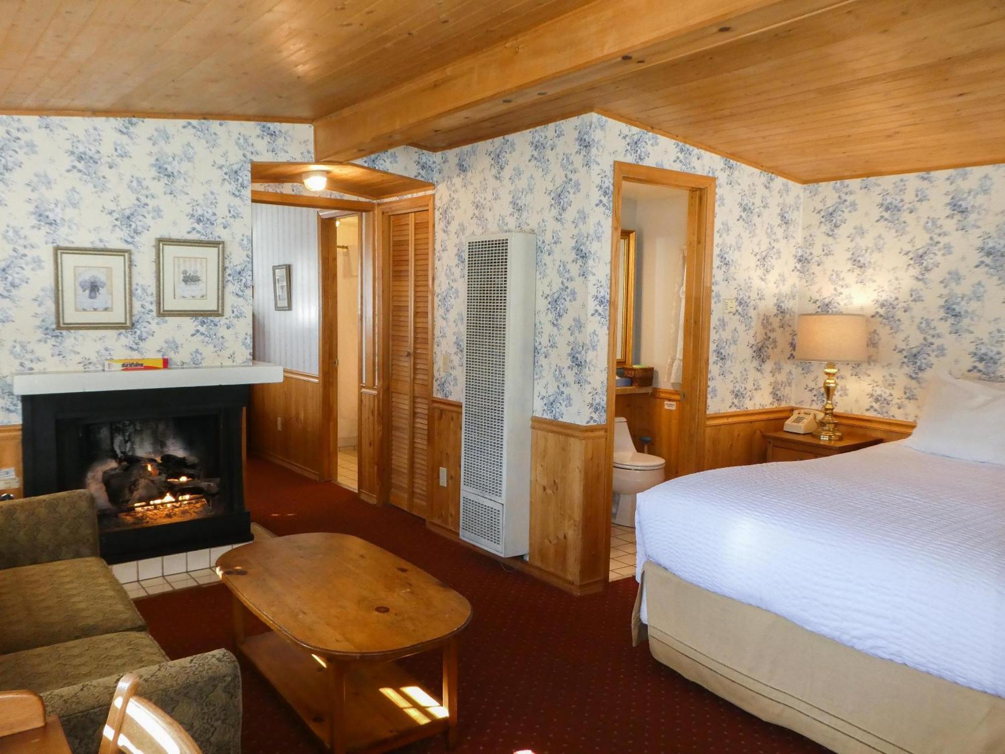 Carmel Fireplace Inn 객실 사진